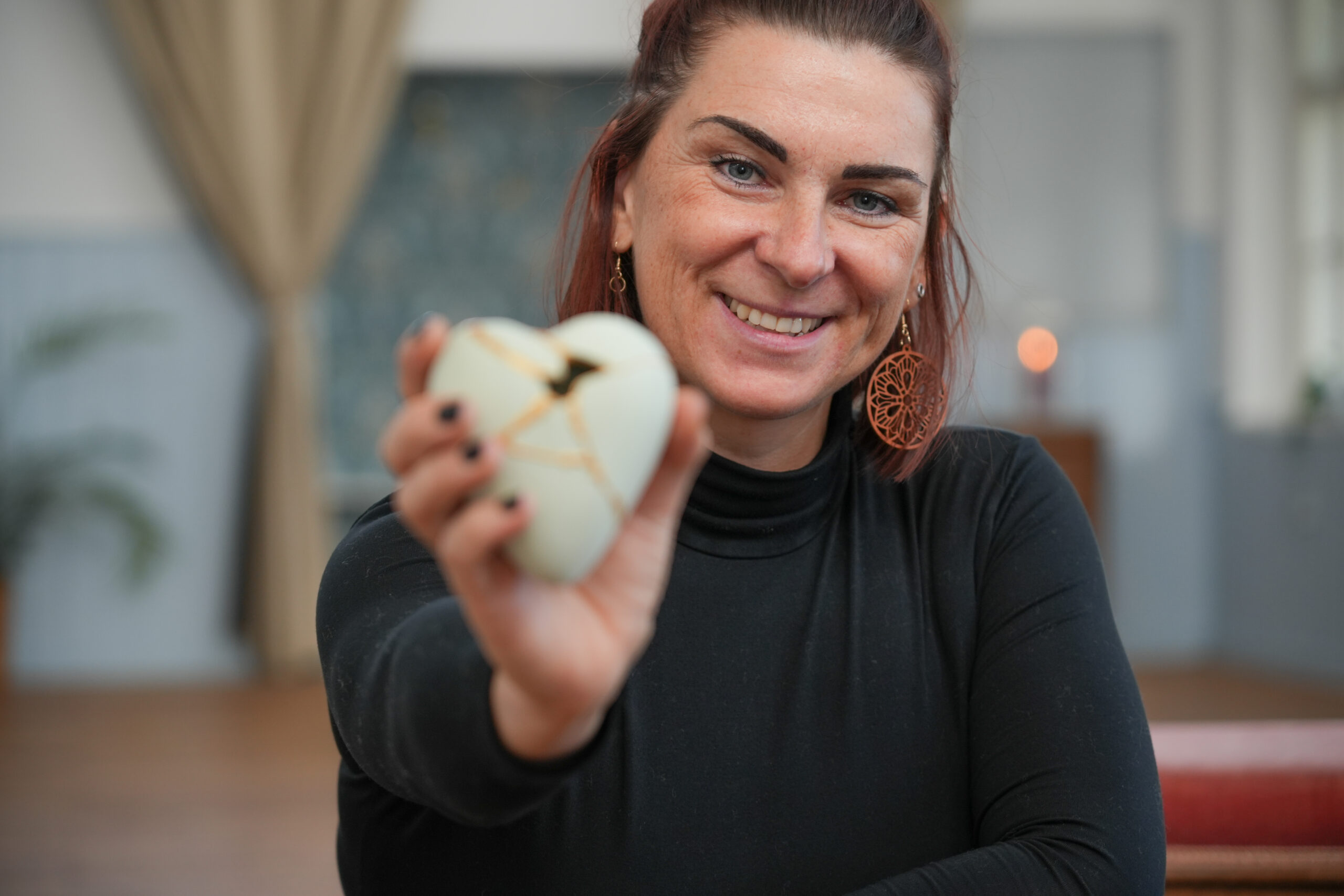 Sandra Brix mit Keramikherz